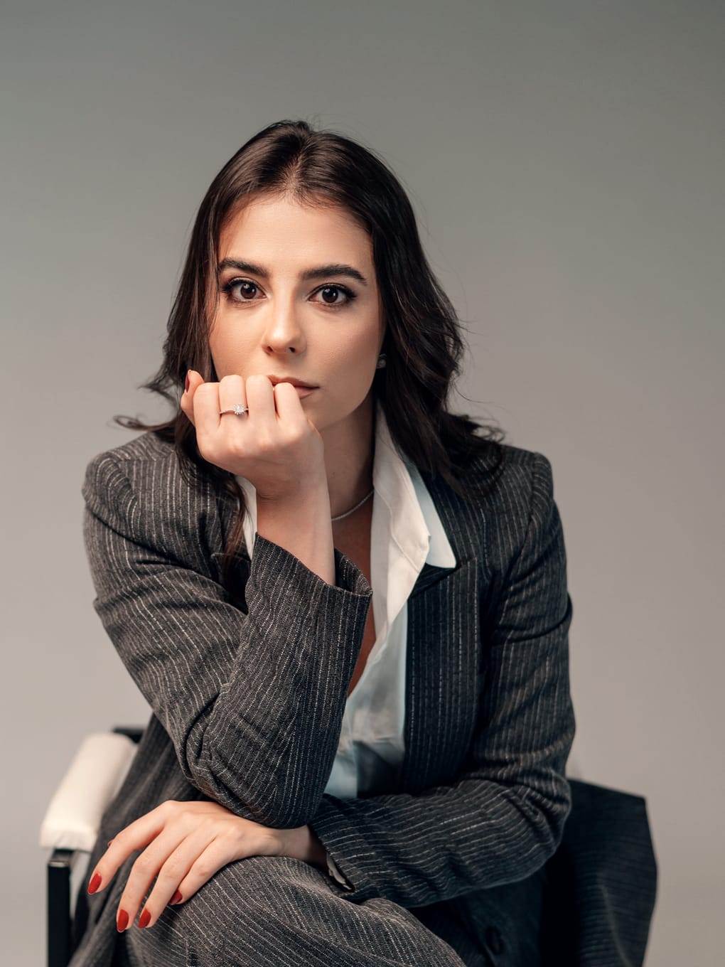 Bárbara Sifuentes, advogada, sentada e olhando para a câmera.